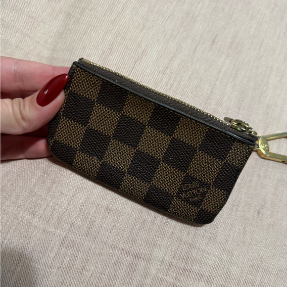 Luxury Louis Vuitton Brown Checkered Key Holder with Gold Accents - Picture 2 of 6